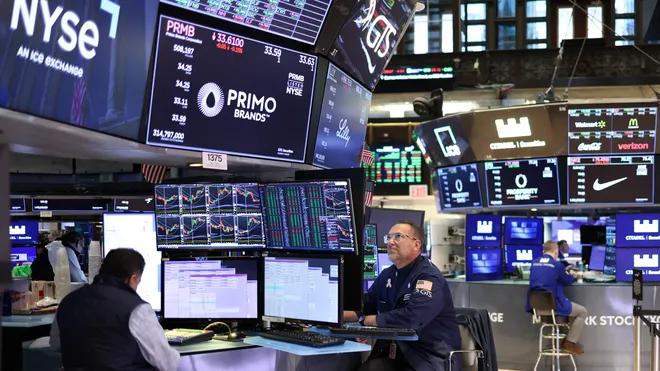 Wall Street Mixed: Trump Tariffs Trigger US Stock Volatility
