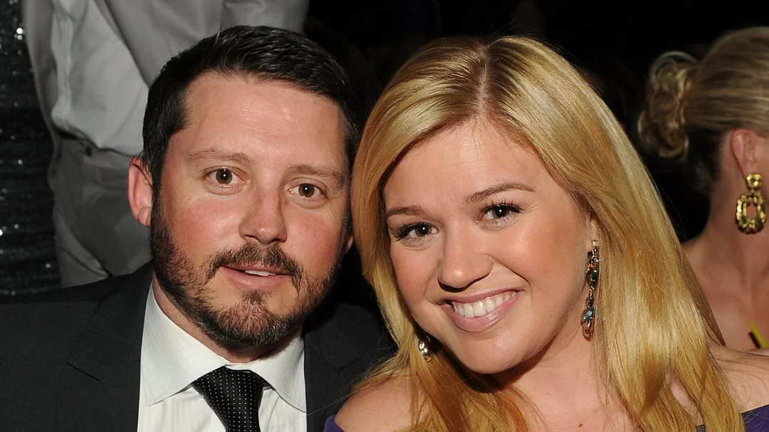 Kelly Clarkson performing live during her Las Vegas residency, opening up about ex-husband Brandon Blackstock’s illness and its emotional impact.